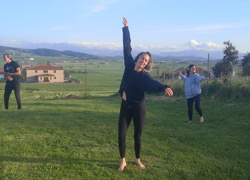 personas practicando ECSTATIC DANCE EN EUSKADI SAN SEBASTIÁN