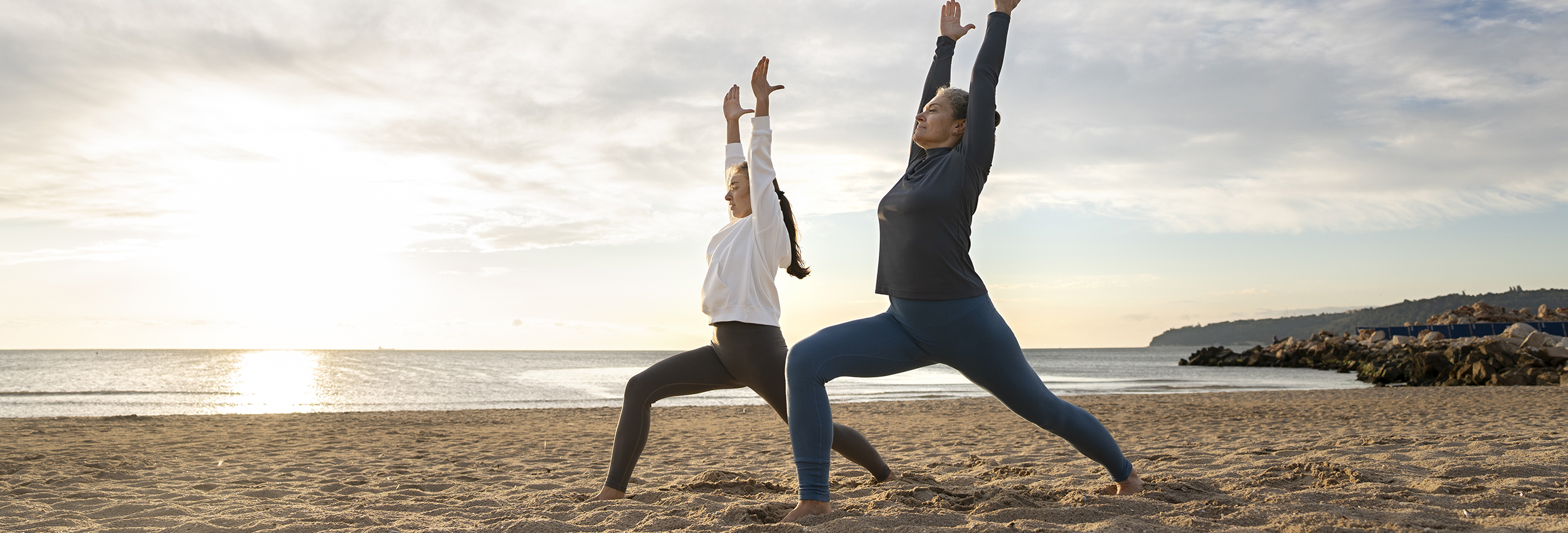 retiros de yoga en la playa de langre, cantabria